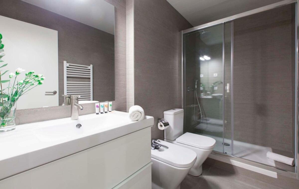 Perfectly Located 4Bed 4Bath Apartment In Barcelona 3 1 Exterior photo